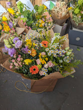 Load image into Gallery viewer, Florists Choice Fresh Bouquet