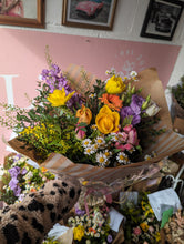 Load image into Gallery viewer, Florists Choice Fresh Bouquet