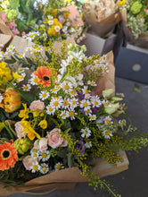 Load image into Gallery viewer, Florists Choice Fresh Bouquet