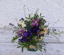 Load image into Gallery viewer, Fresh Seasonal Small Grave Posy