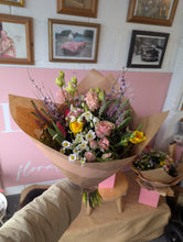 Load image into Gallery viewer, Florists Choice Fresh Bouquet